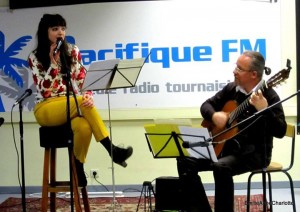 Fred Alan Ponthieux et EmilieAnneCharlotte interprètent "Waihi song" à la radio.
