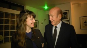 Valéry Giscard d'Estaing et EmilieAnneCharlotte dans les coulisses du théâtre des 2 ânes. 